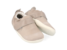 Calzado respetuoso Xplorer Marvel taupe para bebés, con suela suave y diseño cómodo para los primeros pasos.