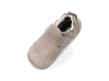 Calzado respetuoso Xplorer Marvel para bebés en tono taupe, ideal para los primeros pasos, marca BOBUX ESPAÑA Y PORTUGAL.