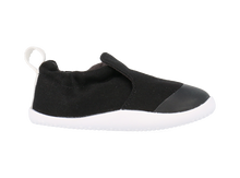 Zapatos respetuosos Xplorer Scamp orgánicos negros para bebé, ideales para los primeros pasos, de la marca BOBUX ESPAÑA Y PORTUGAL.