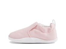 Calzado para bebé Xplorer Scamp Orgánica Parfait Pink de BOBUX, con diseño cómodo y ideal para los primeros pasos.