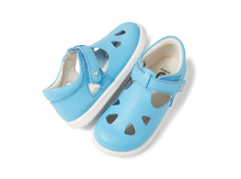 Sandalia Barefoot I Walk Zap II Aquarius para niña de la marca BOBUX, con diseño cómodo y transpirable en color azul.