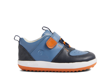 Calzado barefoot I-Walk Backspin Elemental azul para niño de BOBUX ESPAÑA Y PORTUGAL, con suela flexible y diseño cómodo.