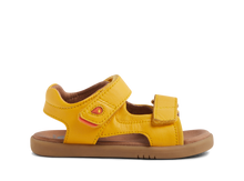 Sandalia barefoot I-Walk Strand Daffodil para niño de BOBUX, con diseño ligero y cómodo para pies pequeños.