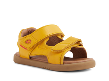 Sandalia barefoot I-Walk Strand Daffodil para niño de la marca BOBUX ESPAÑA Y PORTUGAL, con diseño color amarillo y suela flexible.