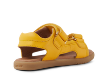 Sandalias barefoot I-Walk Strand Daffodil para niño de la marca BOBUX ESPAÑA Y PORTUGAL, con diseño cómodo y color amarillo brillante.