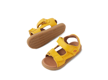Sandalia barefoot I-Walk Strand Daffodil para niño de BOBUX, con diseño ligero y cómodo para verano, en color amarillo.