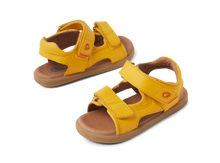Sandalia barefoot I-Walk Strand Daffodil para niño de la marca BOBUX, con diseño cómodo y color amarillo brillante.