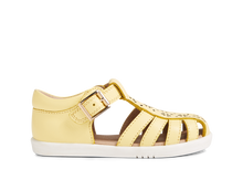 Sandalia barefoot I-Walk Chelsea Pale Banana de BOBUX para niño, con diseño cómodo y cierre ajustable.