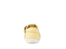 Sandalia barefoot I-Walk Chelsea Pale Banana para niño de la marca BOBUX, con suela flexible y diseño cómodo para pies infantiles.