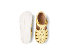 Sandalia barefoot I-Walk Chelsea Pale Banana para niño de BOBUX, con diseño cómodo y estilo casual para niños.