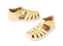 Sandalia barefoot I Walk Chelsea Pale Banana para niño de la marca BOBUX, con diseño cómodo y estilo casual para niños.