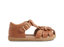 Sandalia barefoot I-Walk Petal para niño de BOBUX en color caramelo, con diseño cómodo y flexible para niños.