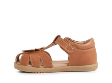 Sandalia barefoot I-Walk Petal para niño de BOBUX en color caramelo, con suela flexible y diseño cómodo para niños.