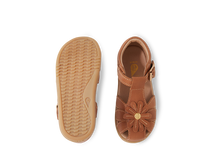 Sandalia barefoot I-Walk Petal para niño en color caramel, de la marca BOBUX ESPAÑA Y PORTUGAL, con diseño cómodo y flexible.