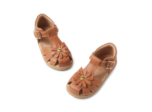 Sandalia barefoot I Walk Petal de BOBUX para niño en color caramelo con diseño cómodo y flexible para niños pequeños.