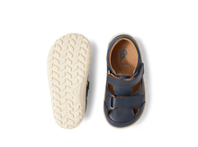 Sandalia barefoot I-Walk Troop para niño en color navy de BOBUX ESPAÑA Y PORTUGAL, con diseño cómodo y flexible.