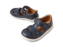 Sandalia barefoot I-Walk Troop Navy para niño de BOBUX, con suela flexible y cierre ajustable en color azul marino.