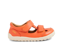 Sandalia barefoot I-Walk Troop Tangerine para niño de BOBUX, con suela flexible y diseño cómodo para niños.