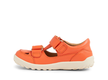 Sandalias barefoot I-Walk Troop Tangerine para niño de la marca BOBUX ESPAÑA Y PORTUGAL, con diseño cómodo y color naranja.
