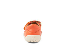 Sandalia barefoot I Walk Troop Tangerine para niño de BOBUX, color anaranjado, con suela flexible y diseño cómodo.