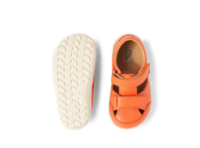 Sandalia barefoot I-Walk Troop Tangerine de BOBUX para niño, con suela flexible y cierre ajustable, en color naranja brillante.