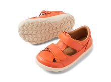 Sandalia Barefoot I-Walk Troop Tangerine para niño de BOBUX ESPAÑA Y PORTUGAL, con diseño cómodo y color naranja.