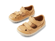Sandalia barefoot I Walk Troop Oak Buff para niño de BOBUX, con suela flexible y diseño cómodo para niños.