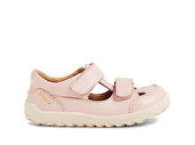 Sandalia barefoot I-Walk Troop Cameo Rose para niño de BOBUX, con suela flexible y diseño cómodo para niños.