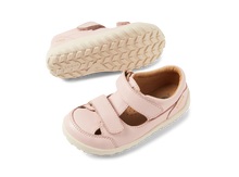 Sandalia barefoot I Walk Troop Cameo Rose para niño de BOBUX ESPAÑA Y PORTUGAL, con diseño cómodo y color rosa suave.