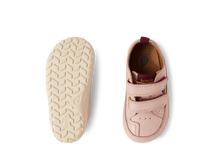Calzado barefoot I-Walk Dawn Cameo Rose para niño de BOBUX, con diseño cómodo y suave en rosa, ideal para pies pequeños.