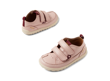 Calzado barefoot I-Walk Dawn Cameo Rose para niño de BOBUX con diseño cómodo y color rosa suave, vista lateral del zapato.