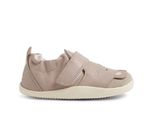 Calzado respetuoso Xplorer Squeaky para bebés en color taupe, ideal para los primeros pasos, de la marca Bobux Iberia.