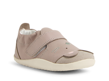 Zapatos Xplorer Squeaky Taupe de Bobux Iberia para los primeros pasos del bebé, calzado respetuoso y cómodo en tono taupe.