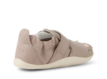 Zapatos Xplorer Respetuoso para bebés en taupe, diseñados para los primeros pasos, de la marca Bobux Iberia.