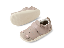 Zapatos Xplorer Squeaky de Bobux Iberia en tono taupe, calzado respetuoso para los primeros pasos del bebé.