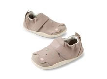 Calzado respetuoso Xplorer Squeaky Taupe de Bobux Iberia para los primeros pasos del bebé, con suela suave y diseño cómodo.