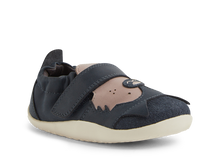 Calzado respetuoso Xplorer Howl Navy de Bobux Iberia para los primeros pasos del bebé, en color azul marino.