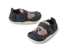 Zapatos Xplorer Howl Navy de Bobux Iberia, calzado respetuoso para los primeros pasos del bebé, con diseño cómodo y seguro.