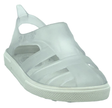 Sandalias Boatilus BIOTY transparent y blancas, con diseño moderno y ajustable, mostradas en primer plano sobre fondo neutro.