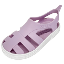 Sandalias Boatilus BIOTY en color lila y blanco, con tiras ajustables y suela cómoda, ideales para verano y uso diario.