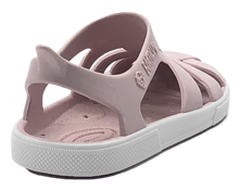 Sandalias Boatilus BIOTY en rosa viejo y blanco con correas de goma y suela de goma, ideales para verano y estilo casual.