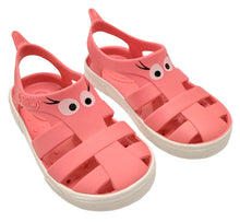 Sandalias Boatilus BIOTY Character en color fucsia y blanco, con diseño de personaje, ideales para verano y comodidad.