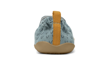 Zapatos Xplorer Indie Junior de BOBUX en color slate con alas para los primeros pasos del bebé, calzado respetuoso y cómodo.