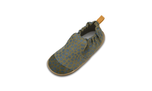 Calzado respetuoso Xplorer Indie Junior en color oliva con estampado dálmata para los primeros pasos de bebé, de BOBUX ESPAÑA Y PORTUGAL.