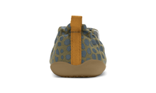 Calzado infantil Xplorer Indie Junior de BOBUX en color oliva con diseño dálmata, ideal para los primeros pasos del bebé.