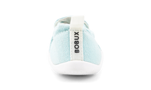 Calzado respetuoso Xplorer Scamp Aqua con arcoíris plateado para primeros pasos de bebé, de BOBUX ESPAÑA Y PORTUGAL.