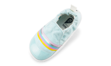 Zapatos Xplorer Scamp Aqua con arcoíris plateado para bebés, calzado respetuoso para los primeros pasos de BOBUX.