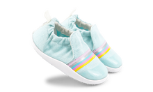 Calzado respetuoso Xplorer Scamp Aqua con arcoíris plateado para los primeros pasos de bebé, de BOBUX ESPAÑA Y PORTUGAL.