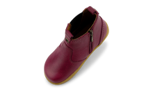 Bota Barefoot I-Walk Jodhpur para niña en color arándano, de la marca BOBUX, con diseño cómodo y flexible para niños.