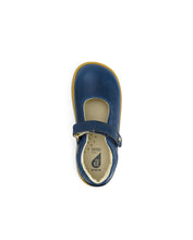 Mercedita Barefoot I Walk Delight Midnight para niño de BOBUX, calzado infantil con suela flexible y diseño elegante en color azul oscuro.